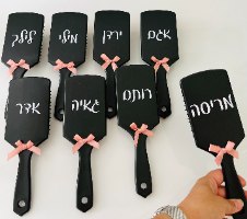 מברשת שיער שחורה עם שם