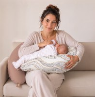 3 ב- 1: כרית הריון, כרית הנקה ופוף לתינוקות ולפעוטות. נסגרת ע"י פטנט ייחודי להנקה בידיים חופשיות, בהריון מסייעת להקלה בכאבי גב ואגן בהריון, בתמונה: אישה מניקה תינוק בעזרת כרית הריון והנקה מונלאב דגם נטורל של קואליטה. woman breastfeeding her baby using pregnancy and nursing pillow Natural MoonLove by Koalita