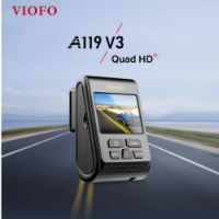מצלמת רכב Viofo A119 – מצלמת רכב שחורה עם מסך המציג כביש על רקע דרך מטושטש