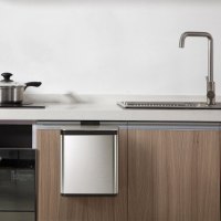 פח אשפה נירוסטה לתלייה 7 ליטר Eko Puro S EK9008 – תלוי על ארון מטבח מעץ מתחת לשיש