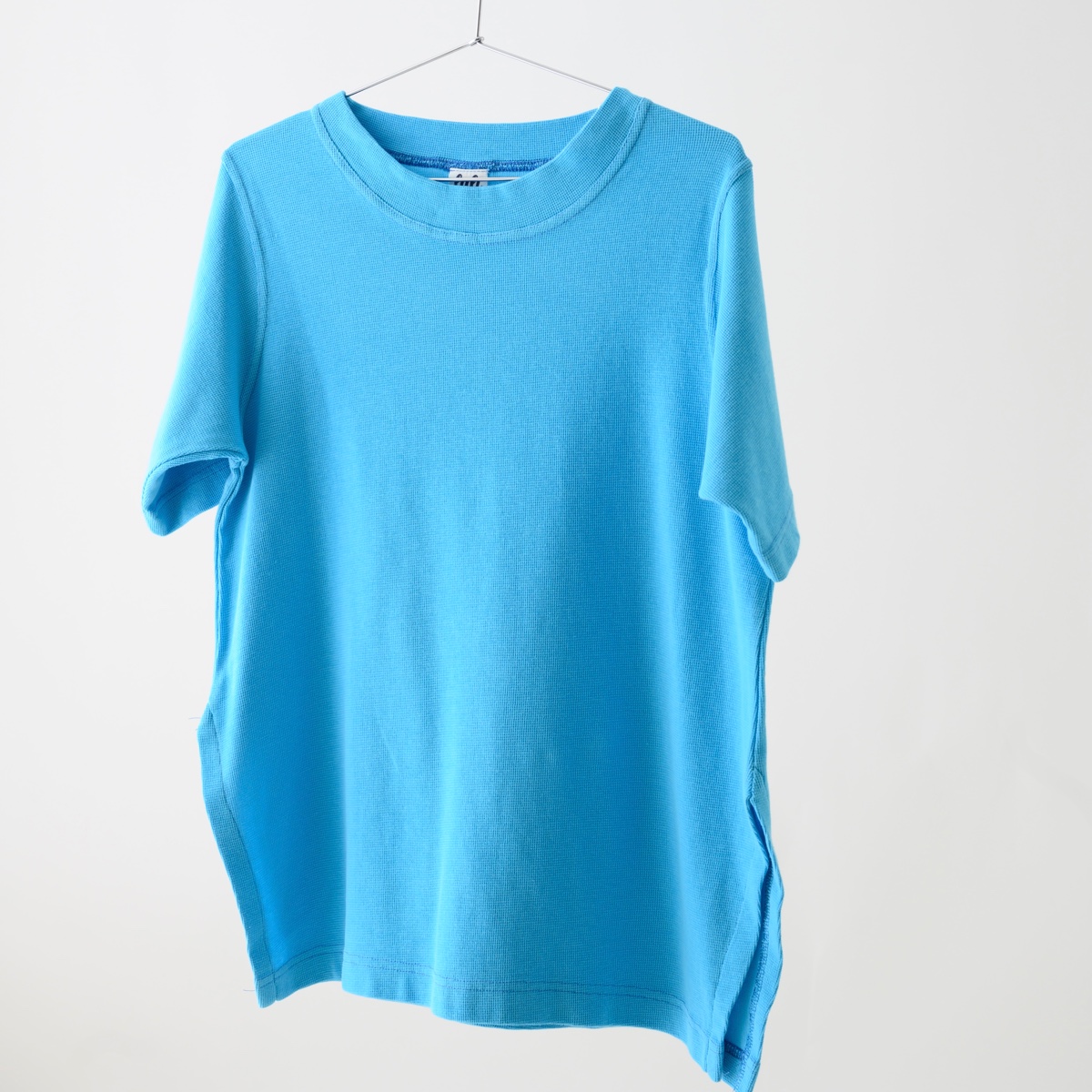 חולצה מדגם איה (שרוול קצר) מבד פיקפיקה בצבע טורקיז