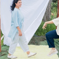 מכנסיים מדגם נורית עם דוגמה של פסים כחולים על לבן