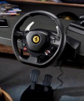 הגה מירוצים עם דוושות Thrustmaster T80 Ferrari 488 GTB Edition – הגה שחור עם דוושות על שולחן ורצפה כהים מחוברים בכבל