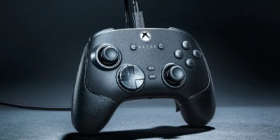 בקר משחק חוטי Razer Wolverine V3 Tournament Edition Xbox X|S – מבט חזיתי על הבקר עם כבל מחובר