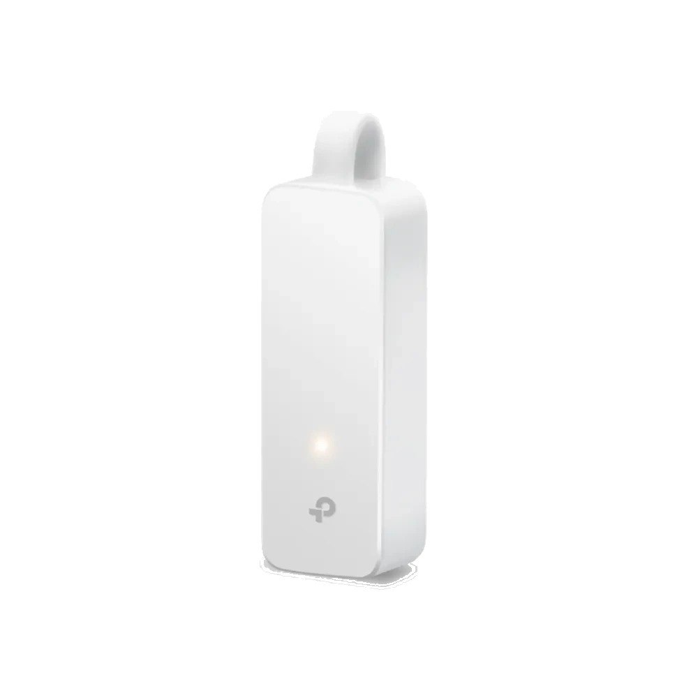 מתאם רשת Tp-Link UE300C Gigabit USB-C – מתאם לבן עומד עם לוגו ונורית חיווי דולקת בחזית