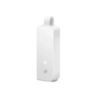 מתאם רשת Tp-Link UE300C Gigabit USB-C – מתאם לבן עומד עם לוגו ונורית חיווי דולקת בחזית