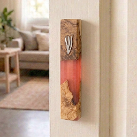 בית מזוזה מרשים לכניסה – עץ זית ואפוקסי כתום