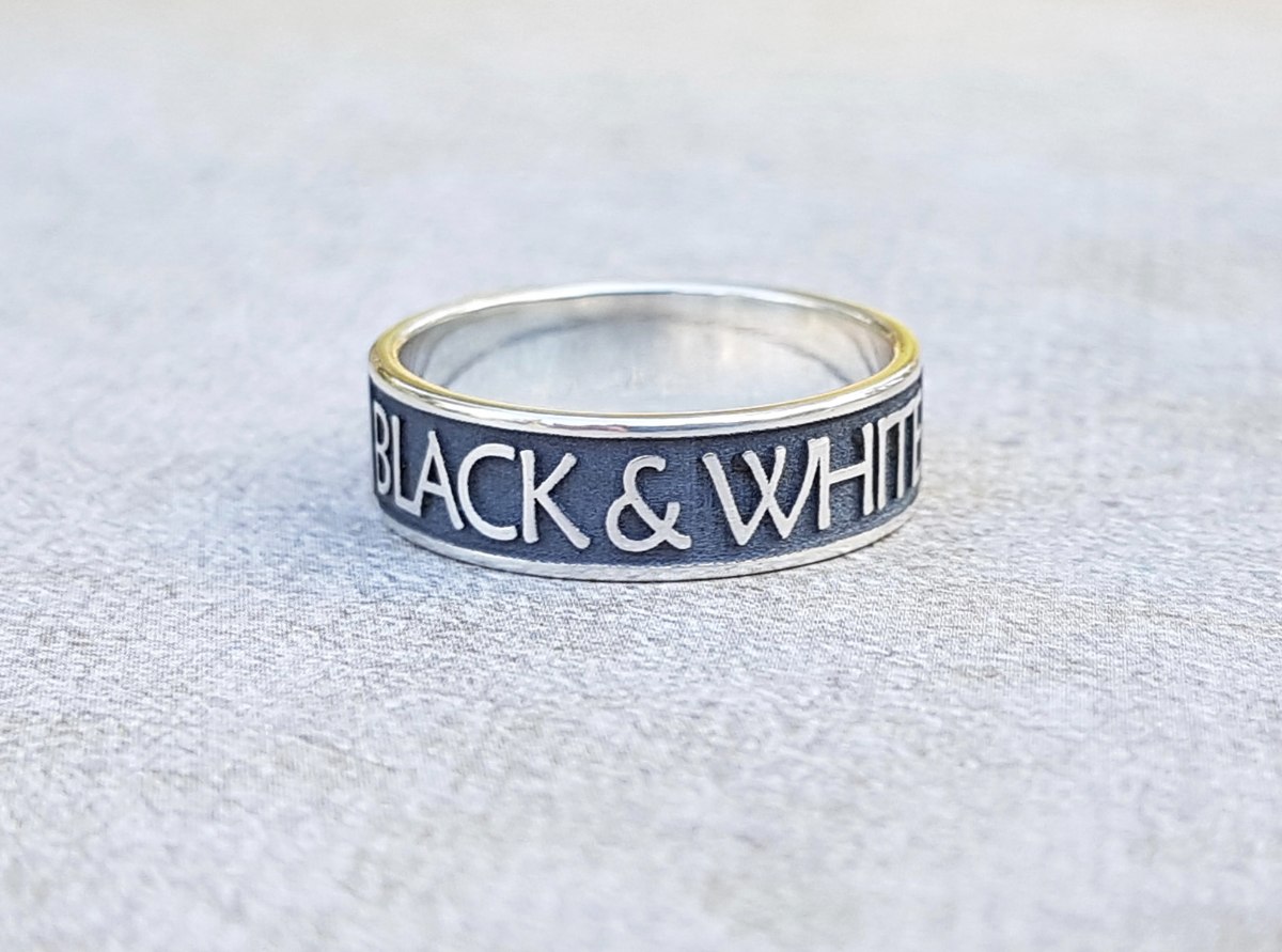 טבעת כסף עם כיתוב מובלט עד 13 תווים black & white