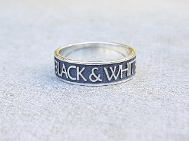 טבעת כסף עם כיתוב מובלט עד 13 תווים black & white