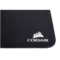 משטח לעכבר Corsair MM100 – משטח שחור עם לוגו Corsair לבן הממוקם בפינה הימנית התחתונה על רקע לבן