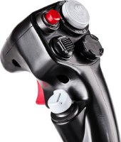 בקר טיסה Thrustmaster F-16C Viper Strike Fighter PC – תקריב על הידית השחורה עם כפתור אדום ולחצני ניווט שונים