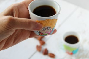 כוס אספרסו מפורצלן עם פני אישה