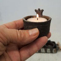 פמוטי קרמיקה על מגש בשילוב ענפי עץ טבעיים