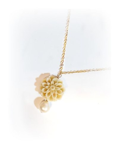 תליון פנינה טיפה טבעית לבנה עם פרח ושרשרת זהב גולדפילד (אפשרות לסט עם עגילים קישור בפרטי המוצר)