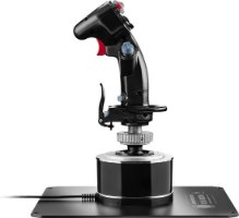 בקר טיסה Thrustmaster F-16C Viper Strike Fighter PC – פריט בודד בקר טיסה שחור עם הדגשים אדומים וכחולים מחובר לבסיס שחור