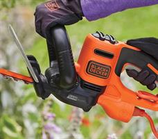 מסור גדר חיה 55 ס״מ מבית Black+Decker BEHTS401 לניקוי וצורת גינה נקייה