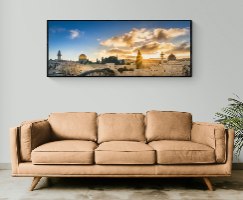 תמונת קנבס של הכותל המערבי ושקיעה תלויה על קיר בסלון
