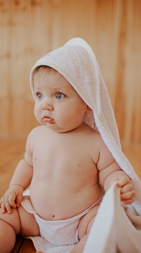 מגבת קפוצ'ון לתינוק עם שם התינוק - צבע לבן