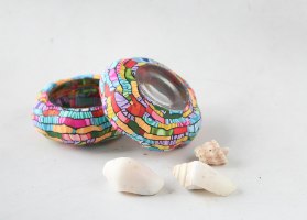 זוג פמוטים בצורת פרח בצבעוניות עזה