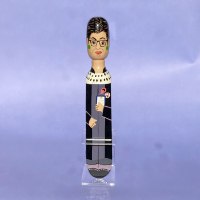 בובת עץ עומדת של המשפטנית רות ביידר גינסבורג RBG - סוג ב'