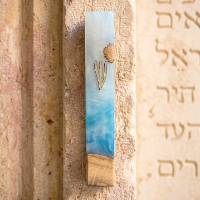 מזוזה עץ זית ואפוקסי כחול ים – 15 ס"מ
