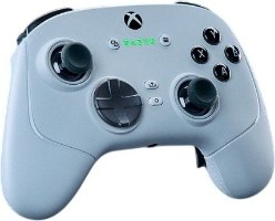 בקר משחק אלחוטי צבע לבן Razer Wolverine V3 Pro Xbox XS – בקר בודד בצבע לבן עם לוגו Razer ירוק מואר במרכז