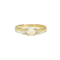 טבעת זהב מעוצבת בסגנון אובל עם אבן אופל ויהלומים בצדדים
