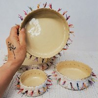 קרמיקה פיסולית בשילוב חוטי רקמה