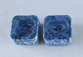 זוג פמוטים מרובעים בגווני כחול ולבן
