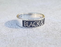 טבעת כסף עם כיתוב מובלט עד 13 תווים black & white