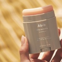 מארז הגנה יומיומי SPF50+ מבית Abib צמד סטיקים לגימור גלואו מואר ולמראה חלק וחצי-מאט