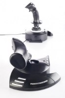 בקר Thrustmaster T.Flight Hotas One PC/Xbox – שני חלקי בקר שחורים ג ויסטיק במרכז ומצערת בקדמה מונחים על רקע לבן