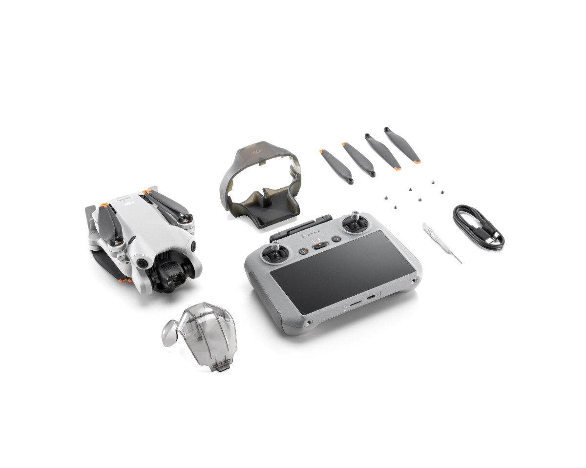 רחפן כולל שלט חכם DJI Mini 4 Pro – הרחפן השלט החכם ופריטים נלווים מפוזרים על משטח לבן 4K