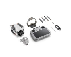 רחפן כולל שלט חכם DJI Mini 4 Pro – הרחפן השלט החכם ופריטים נלווים מפוזרים על משטח לבן 4K