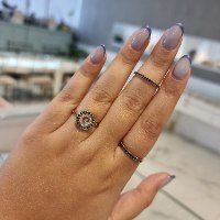 טבעת משובצת יהלומים שחור לבן דגם 'ספירלה' בזהב 14 קראט
