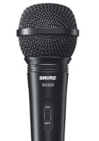 מיקרופון דינמי קרדיואידי ליד Shure SV200 – מיקרופון שחור בודד מציג את לוגו Shure SV200 ומתג הפעלה כיבוי