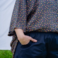 חולצה מכופתרת מדגם הילה עם הדפס שזיפים על רקע בצבע כחול כהה - אחרונה במלאי מידה 18
