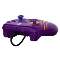 בקר חוטי לגיימינג צבע סגול Turtle Beach Afterglow Wave RGB for Xbox and PC – בקר גיימינג סגול חוטי מוצג במבט אלכסוני עם כבל
