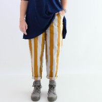מכנסיים מדגם נועם עם פסים בצבעים של חרדל זהוב ובז׳