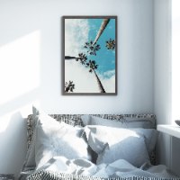 תמונת קנבס ממוסגרת של ראשי דקל על רקע שמיים "Look Up Palms" |בודדת או לשילוב בקיר גלריה