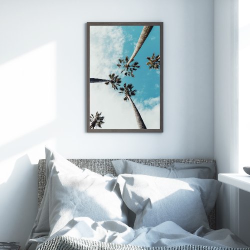תמונת קנבס ממוסגרת של ראשי דקל על רקע שמיים "Look Up Palms" |בודדת או לשילוב בקיר גלריה