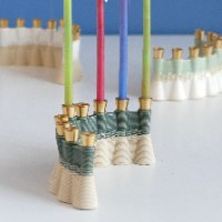 חנוכיה בעיצוב עכשוי, קרמיקה בהדפסת תלת מימד, חנוכיה מעוצבת בגוון ירוק ובז'