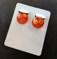 עגילים שקופים במילוי עגבניות