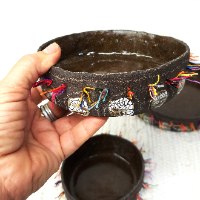 קערות קרמיקה פיסולית בשילוב חוטי רקמה