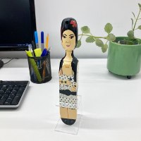 בובת עץ עומדת של המוזיקאית איימי ויינהאוס Amy Winehouse - סוג ב'