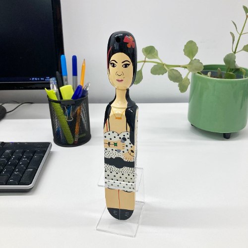 בובת עץ עומדת של המוזיקאית איימי ויינהאוס Amy Winehouse - סוג ב'