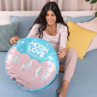 3 ב- 1: כרית הריון, כרית הנקה ופוף לתינוקות ולפעוטות. מסייעת להקלה בכאבי גב ואגן בהריון, בהנקה נסגרת ע"י פטנט ייחודי להנקה בידיים חופשיות. בתמונה: אישה בהריון פותחת אריזה של כרית הריון והנקה מונלאב של קואליטה. Pregnant Woman Opening a package of pregnancy and nursing pillow MoonLove by Koalita