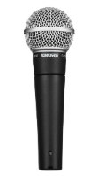 מיקרופון שירה Shure SM58 – חור עם ראש רשת כסופה מונח אנכית על רקע לבן