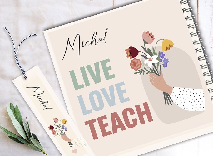 מחברת למורה, עם משפט השראה: LIVE . LOVE . TEACH