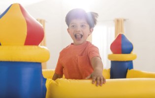 מתקן מתנפח קפיצה INTEX בעיצוב טירה לשימוש חיצוני ופנימי מקט 48259